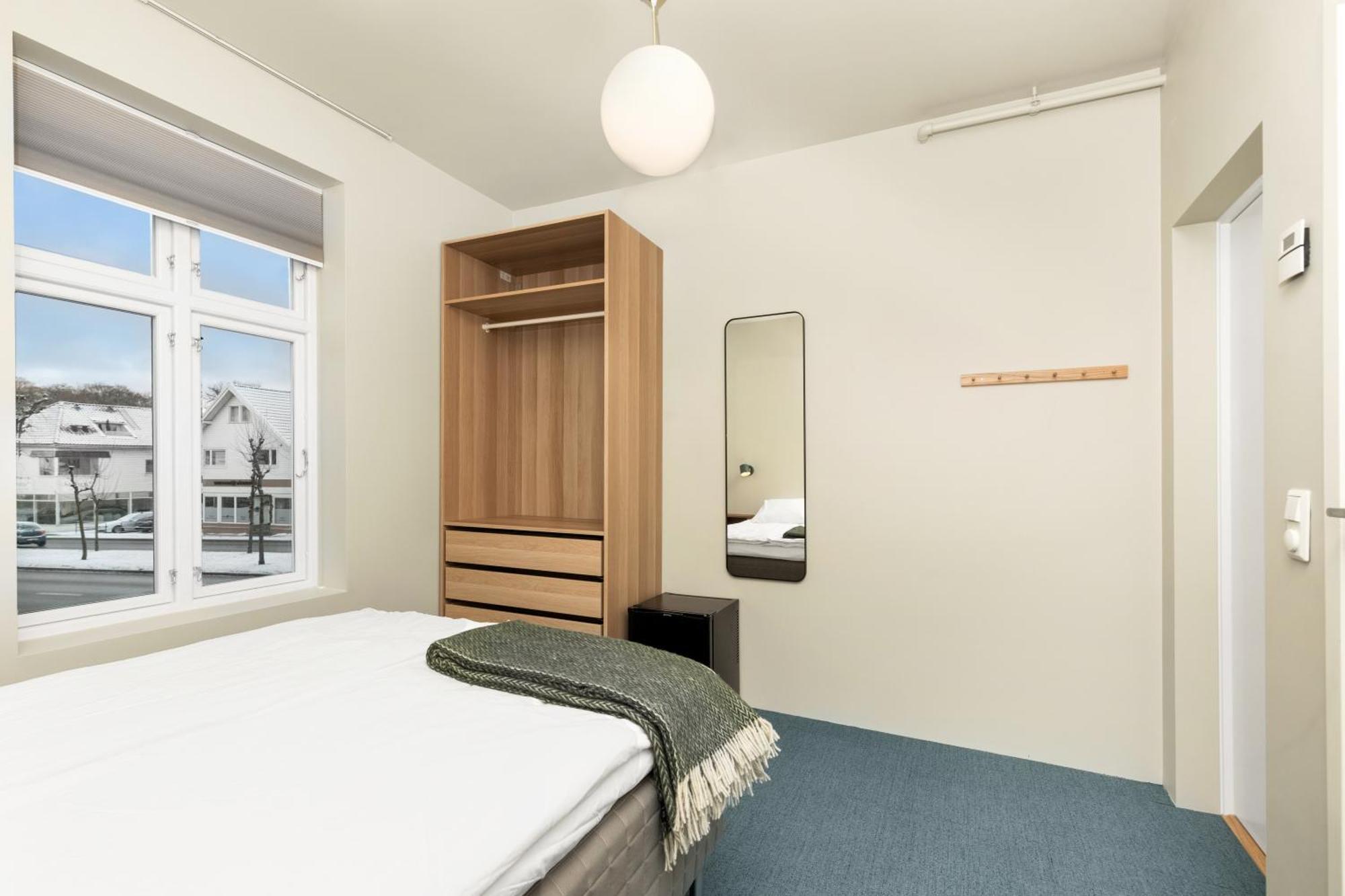 Central Guest House - Bedroom With Private Bathroom 스타방에르 외부 사진
