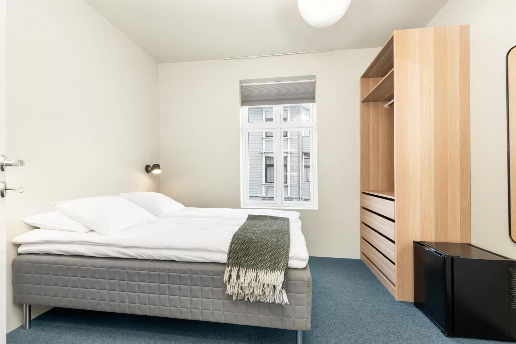 Central Guest House - Bedroom With Private Bathroom 스타방에르 외부 사진