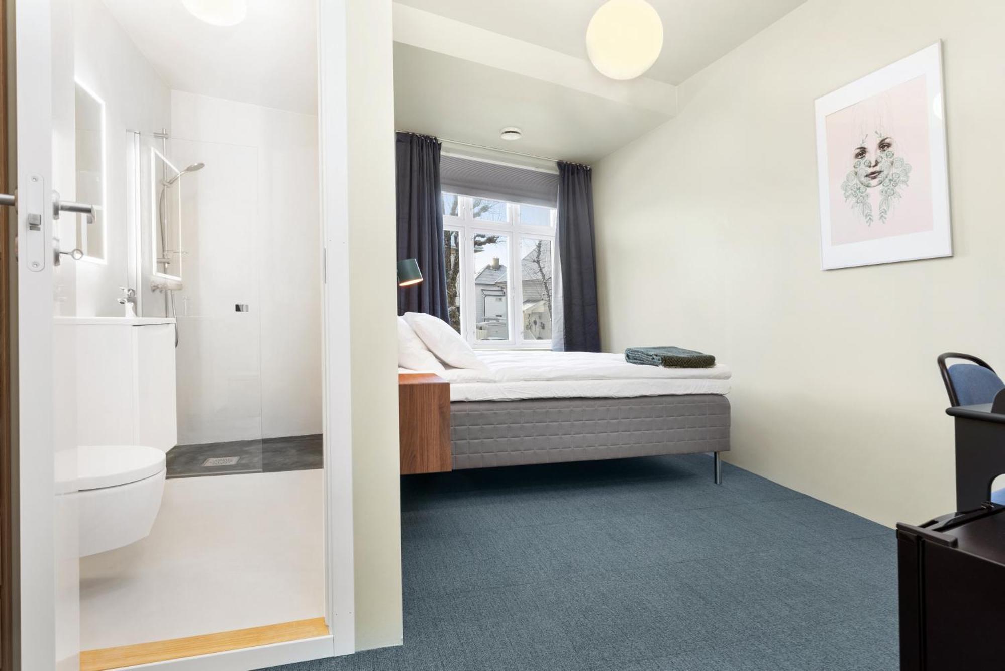 Central Guest House - Bedroom With Private Bathroom 스타방에르 외부 사진