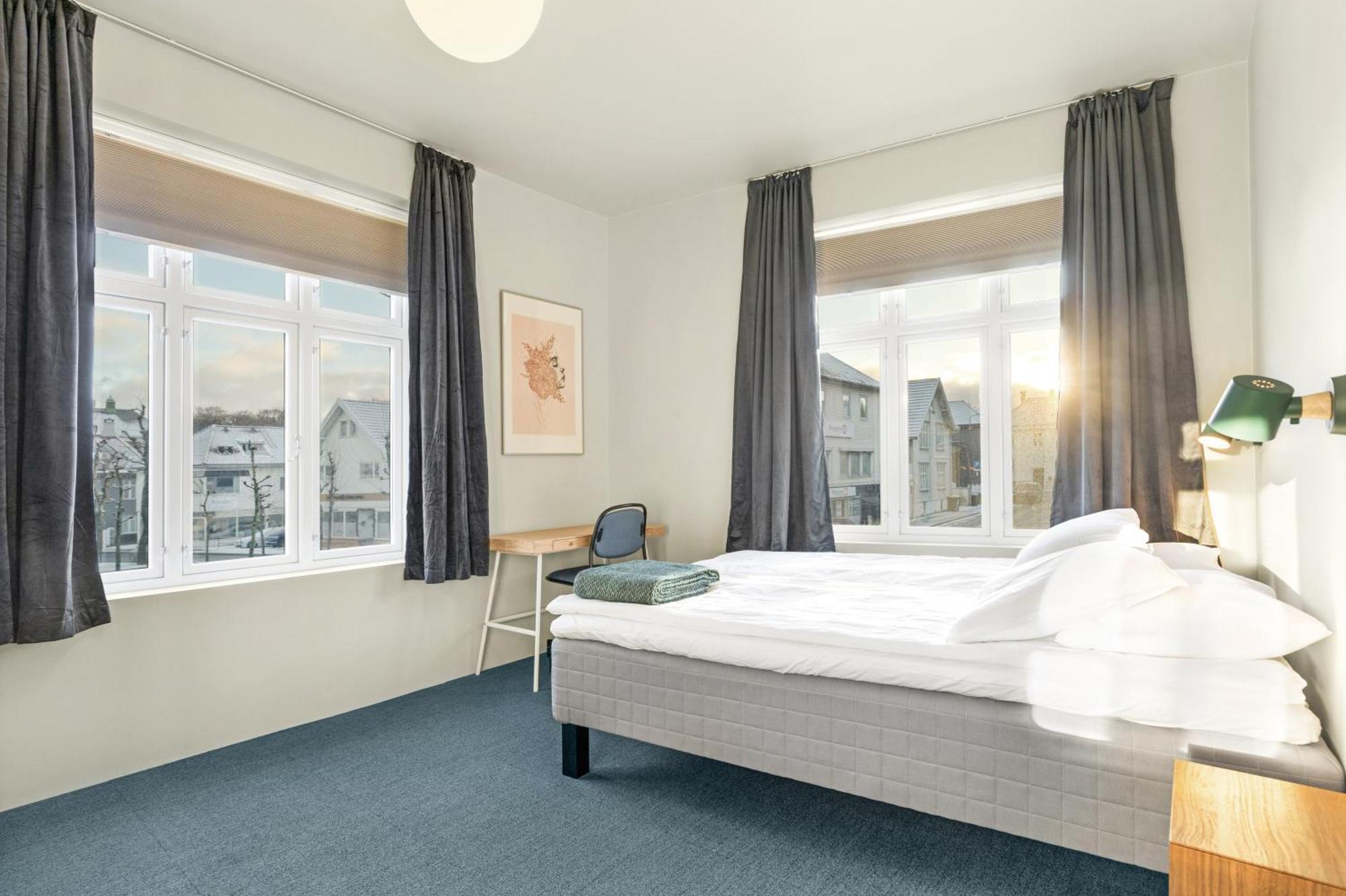 Central Guest House - Bedroom With Private Bathroom 스타방에르 객실 사진