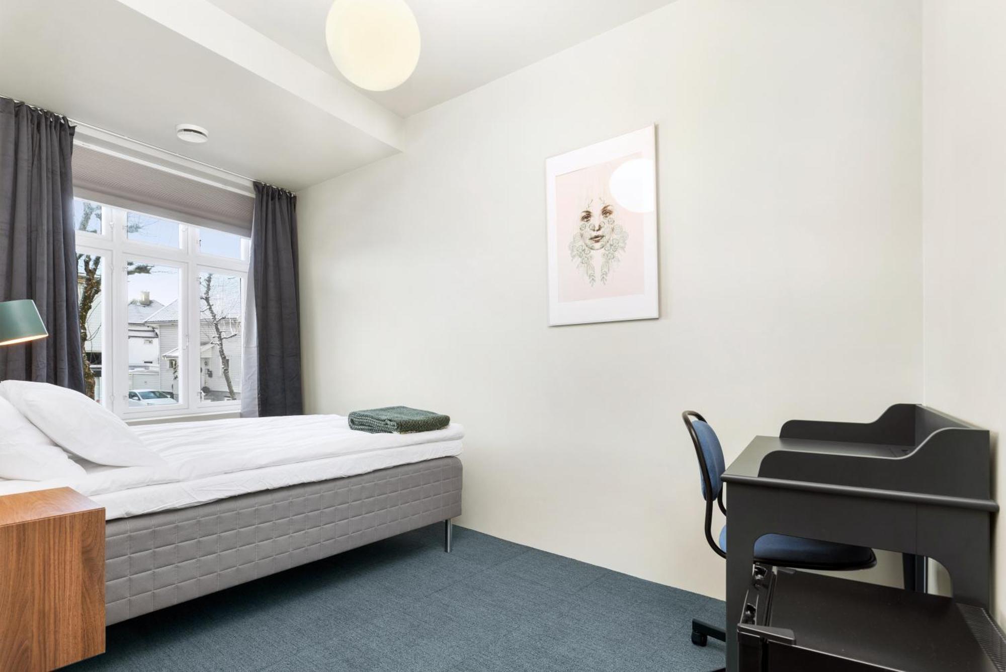 Central Guest House - Bedroom With Private Bathroom 스타방에르 객실 사진