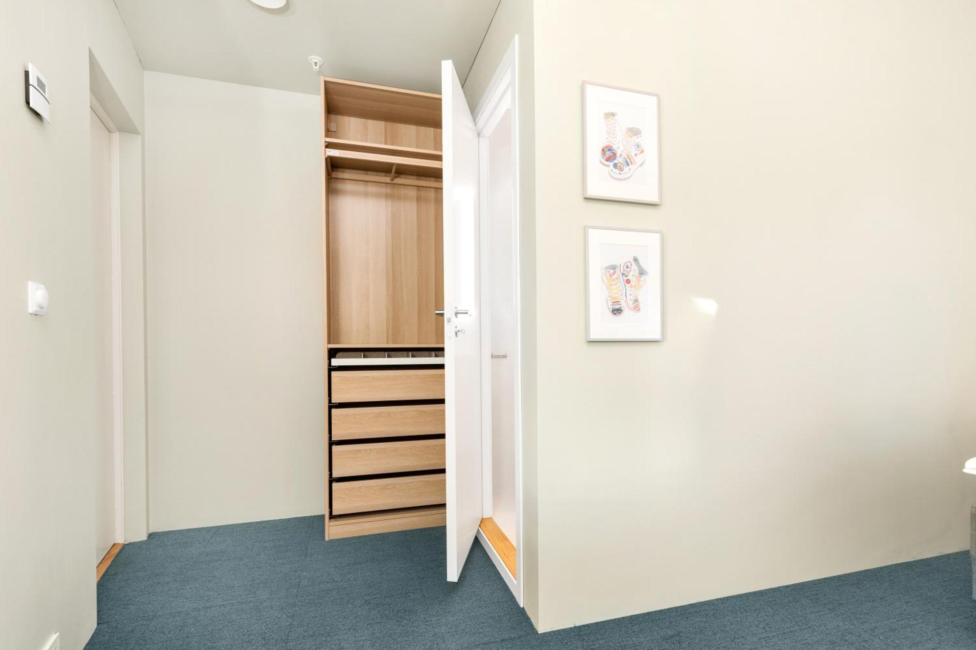 Central Guest House - Bedroom With Private Bathroom 스타방에르 객실 사진