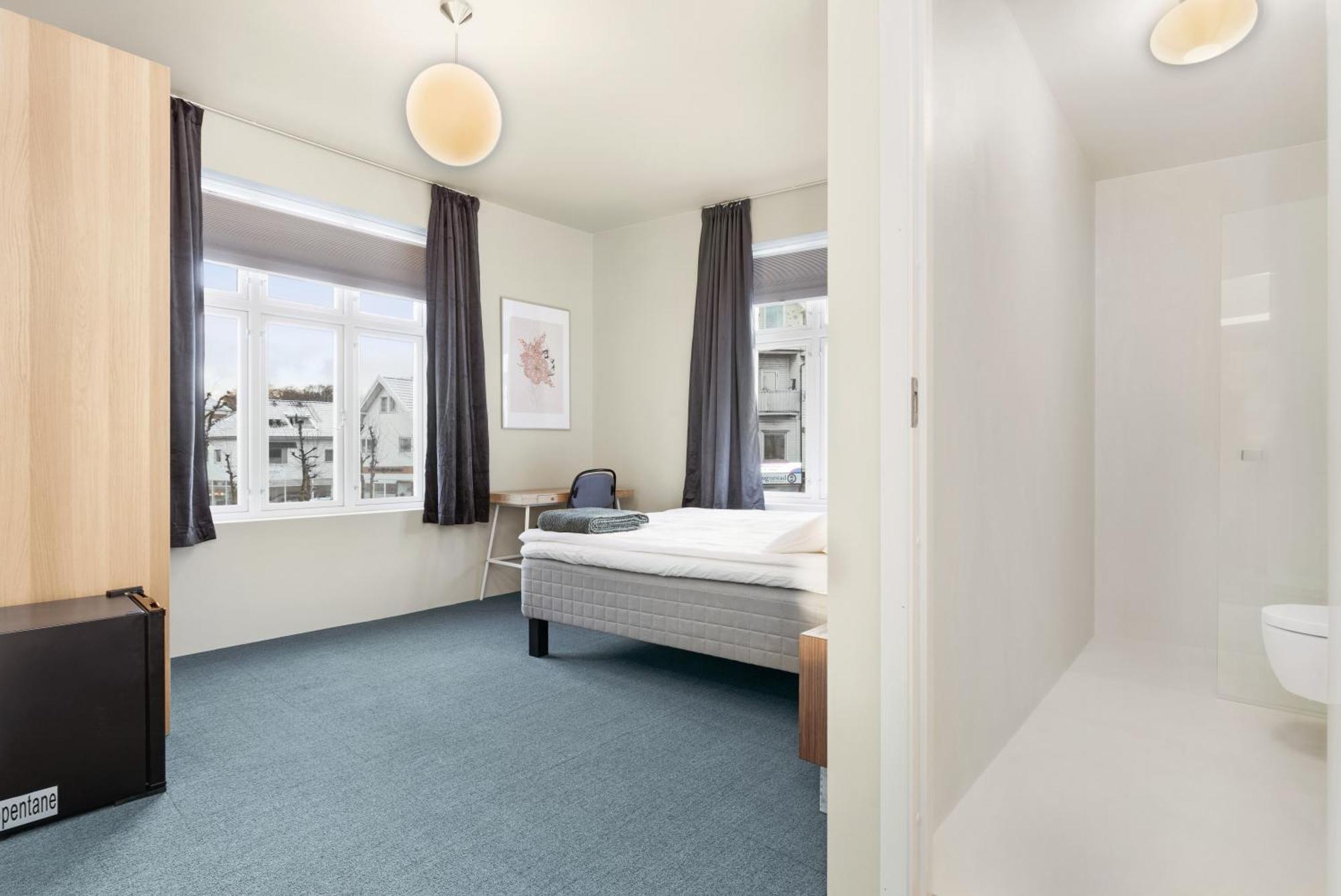 Central Guest House - Bedroom With Private Bathroom 스타방에르 객실 사진