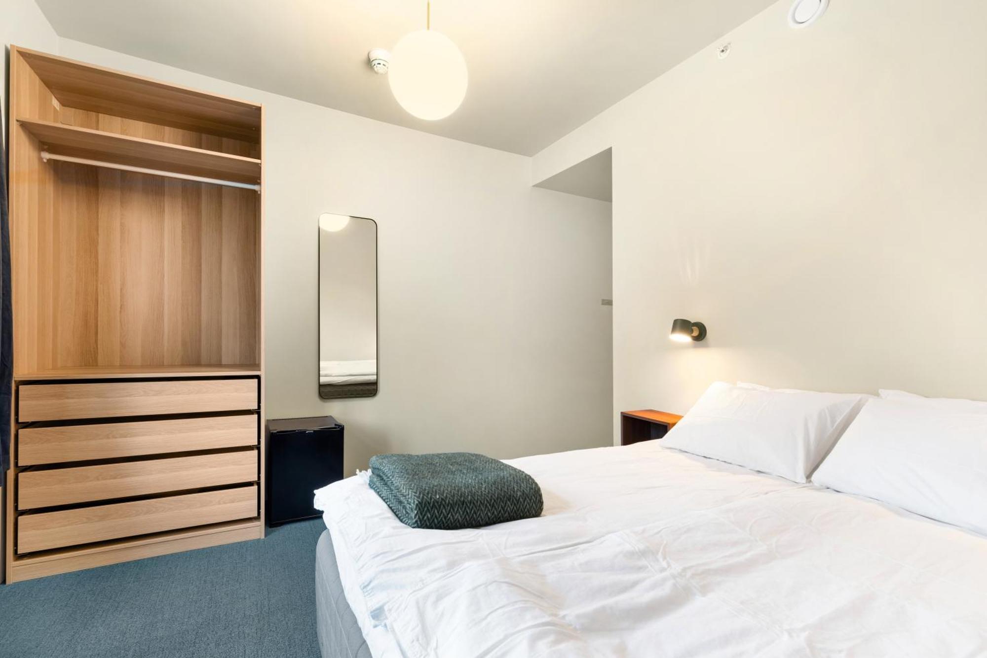 Central Guest House - Bedroom With Private Bathroom 스타방에르 객실 사진