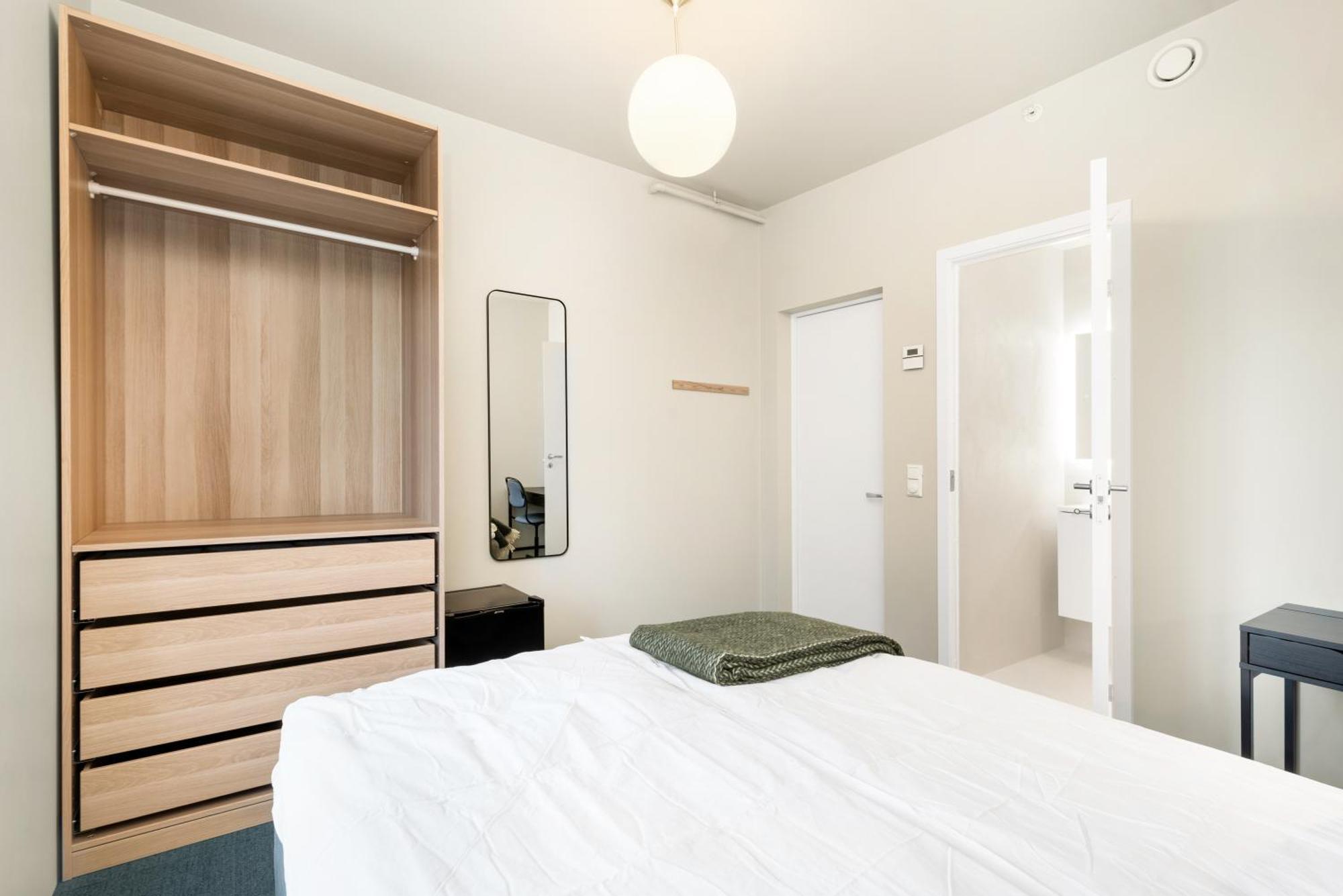 Central Guest House - Bedroom With Private Bathroom 스타방에르 객실 사진
